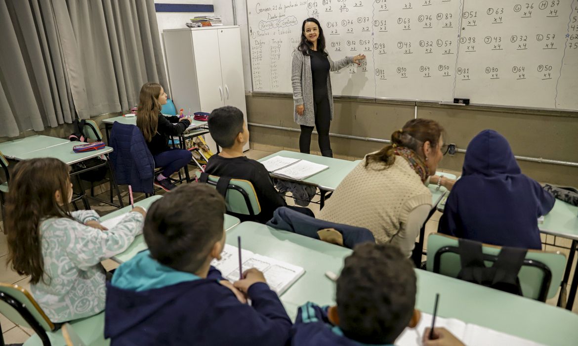 Nova fórmula amplia reajuste dos professores