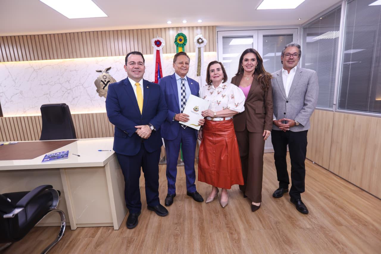 Presidente em exercício, deputado Adjuto Afonso recebe visita da conselheira Yara Lins e conselheiro Josué Neto