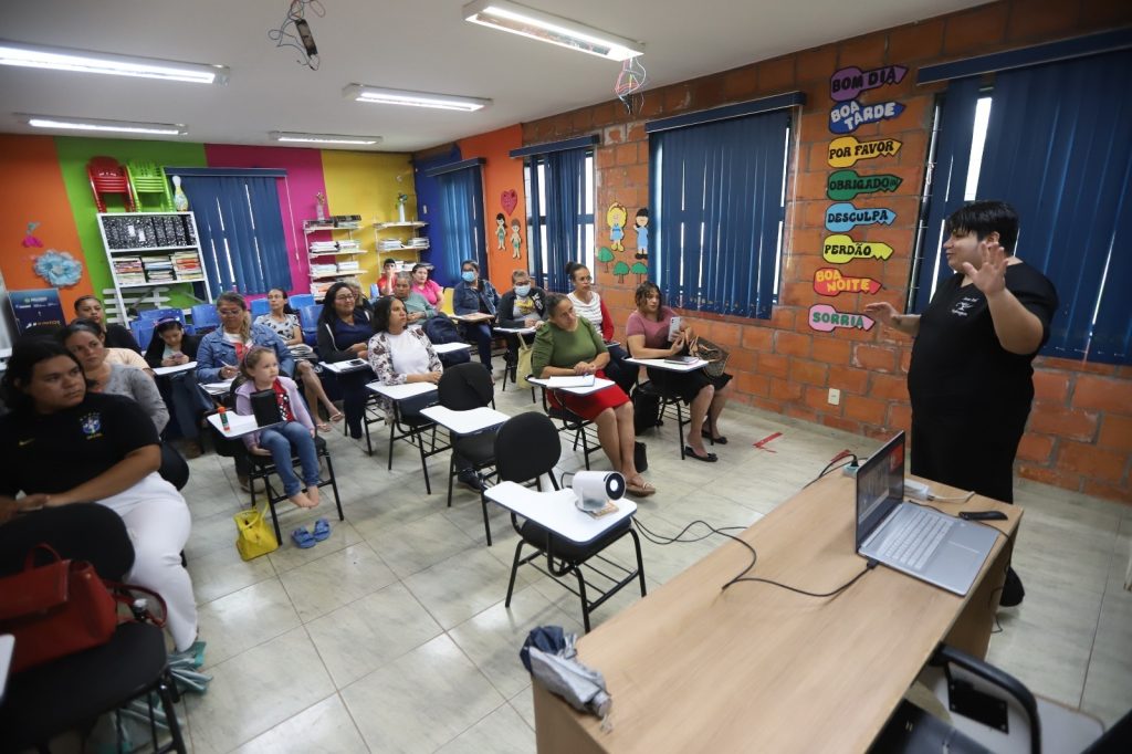 Beneficiários do Prosamin+ iniciam curso de Cuidador de Idosos no Elo Liberdade, zona sul de Manaus