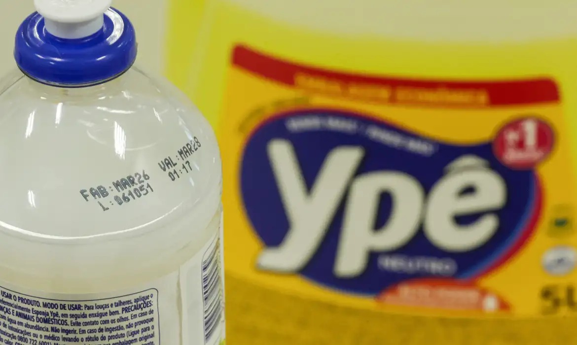 Anvisa mantém suspensão de produtos Ypê contaminados e reforça recolhimento