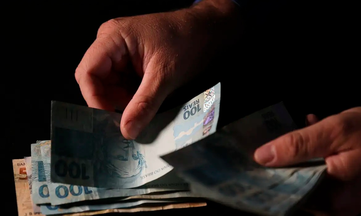 Redução da jornada de trabalho pode gerar custo de R$ 48,4 bilhões aos municípios