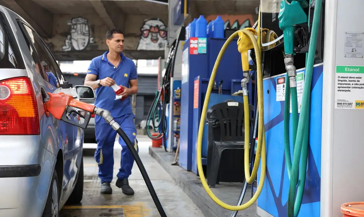 Subsídio da gasolina de R$ 0,44 entra em vigor