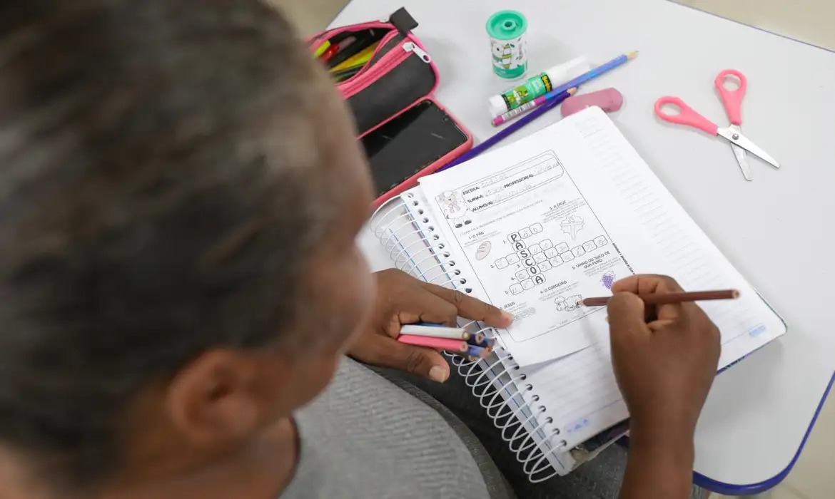 Brasil melhora indicadores de educação em 2025