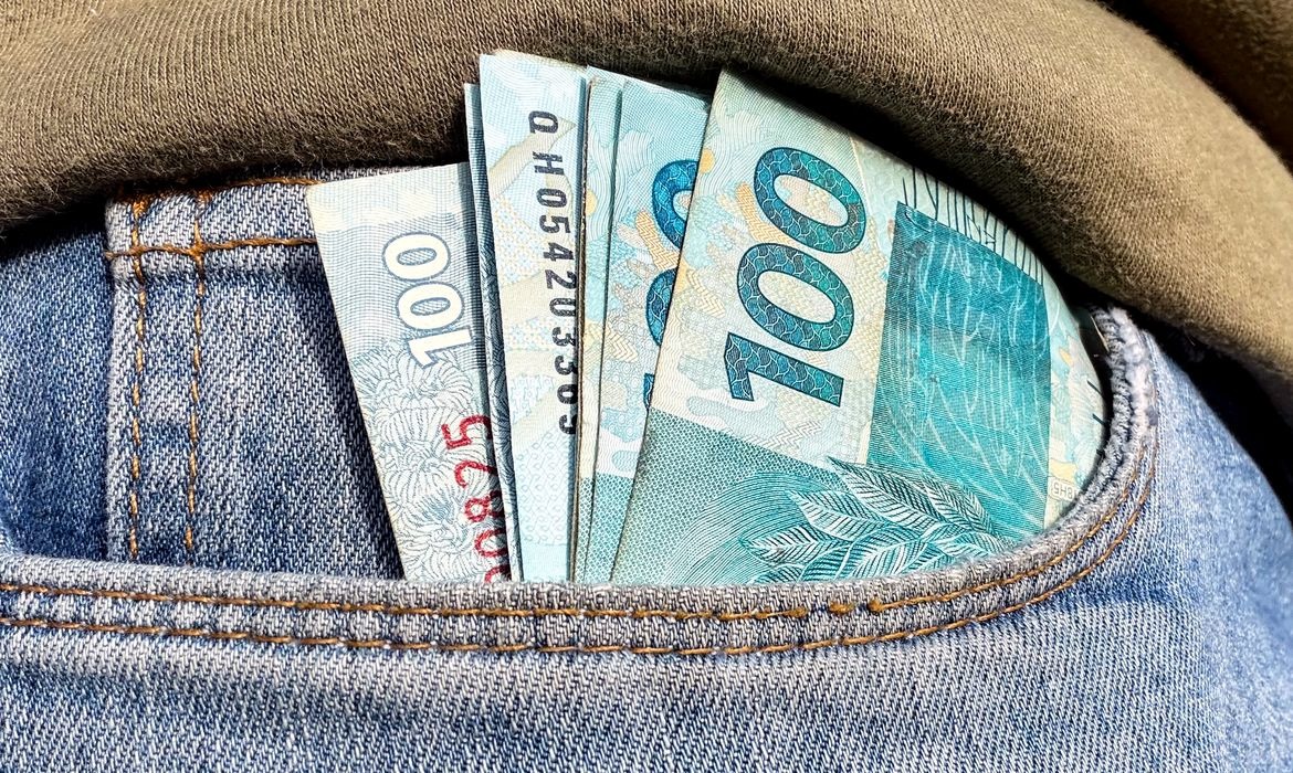 Quem tem saldo no FGTS receberá parte dos lucros