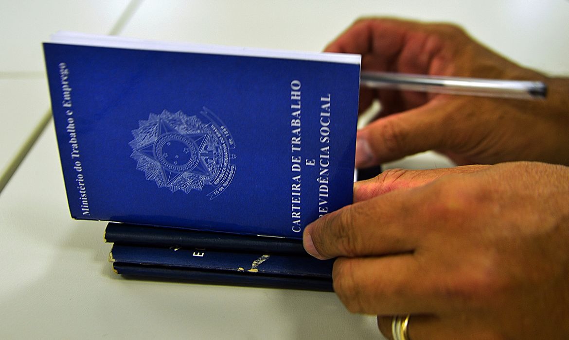 Serviços lideram geração de empregos no Brasil
