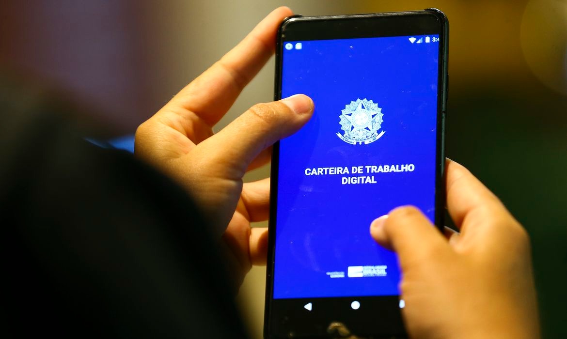 Desemprego recua para 5,4%, aponta IBGE