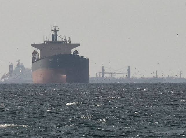 Explosões no mar aumentam crise