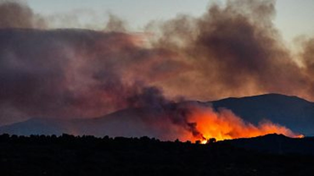 Incêndio próximo à Baía de Arcachon mobiliza bombeiros na França
