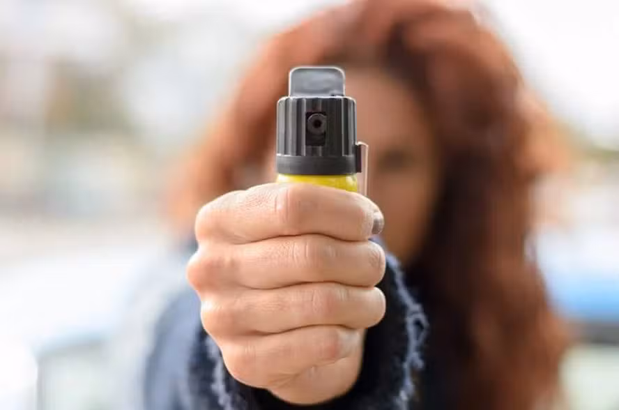Promotora alerta riscos do spray de pimenta sem treinamento