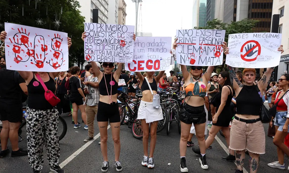 Brasil registra 1.568 feminicídios em 2025