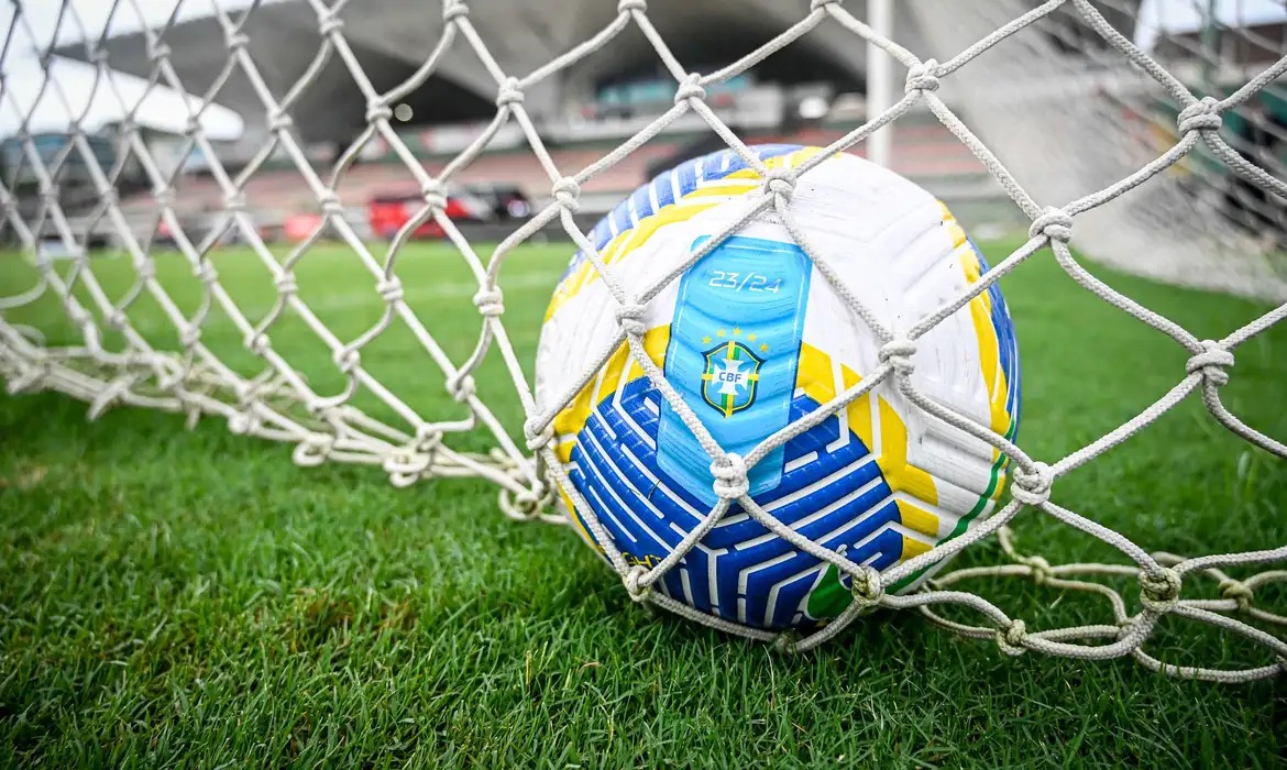 Flamengo fica fora do G-8 após empate com América-MG