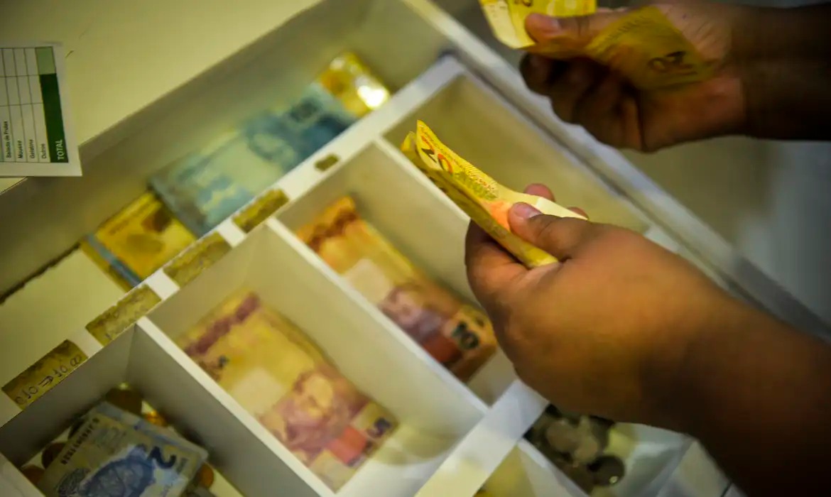 Último lote do abono salarial começa a ser pago