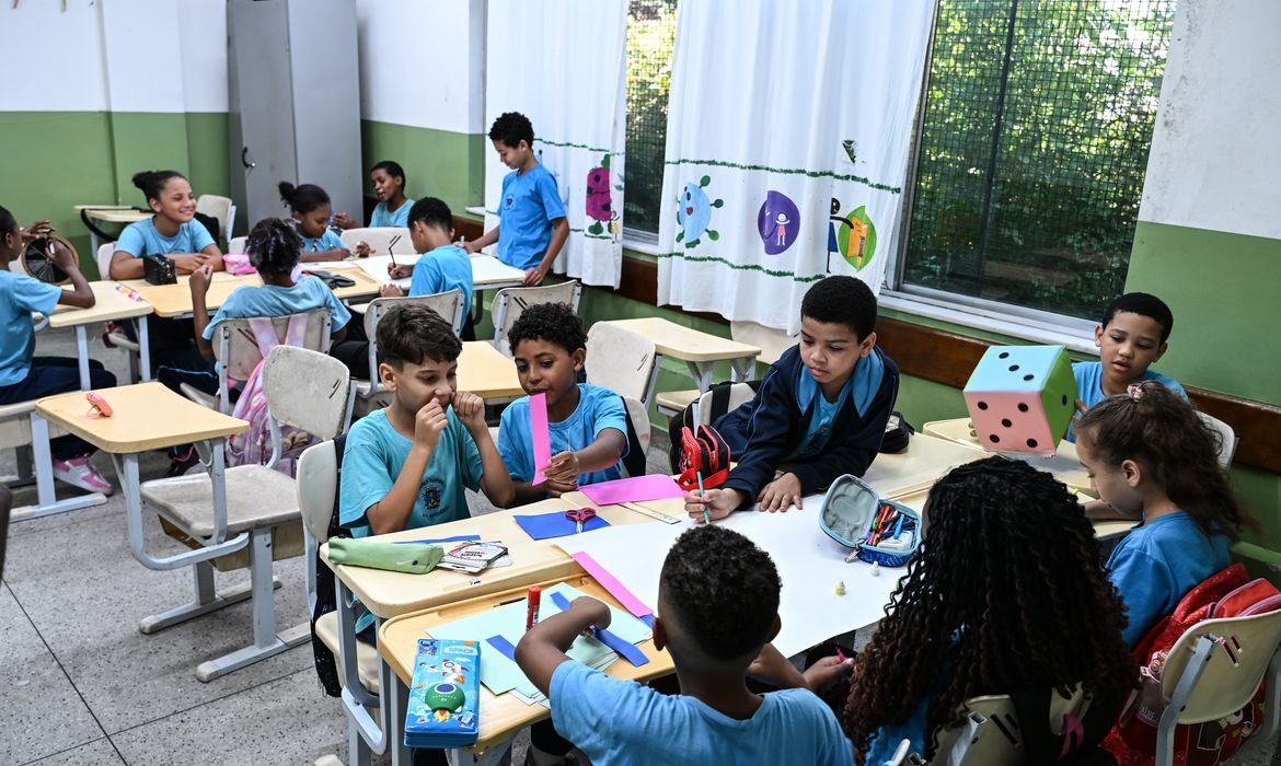 Saeb 2025 aponta vantagem do ensino integral em matemática