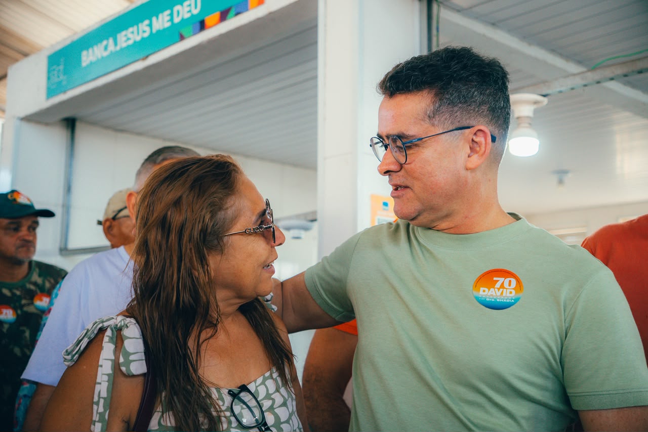 David Almeida conversa com comerciantes durante visita à Ceasa