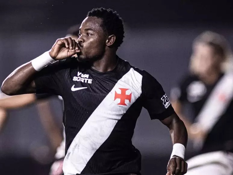 Vasco vence com dez e fica perto da semifinal