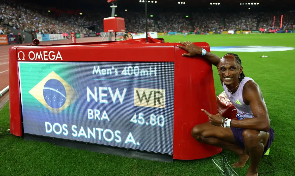 Alison dos Santos marca 45s80 e bate recorde