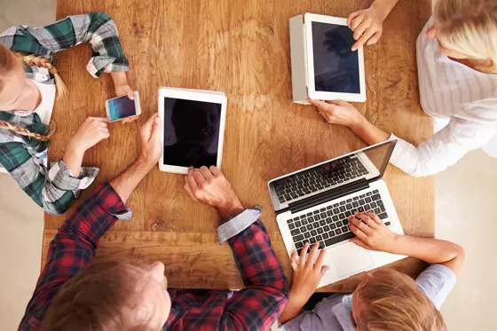 50% dos jovens passam mais tempo online do que gostariam