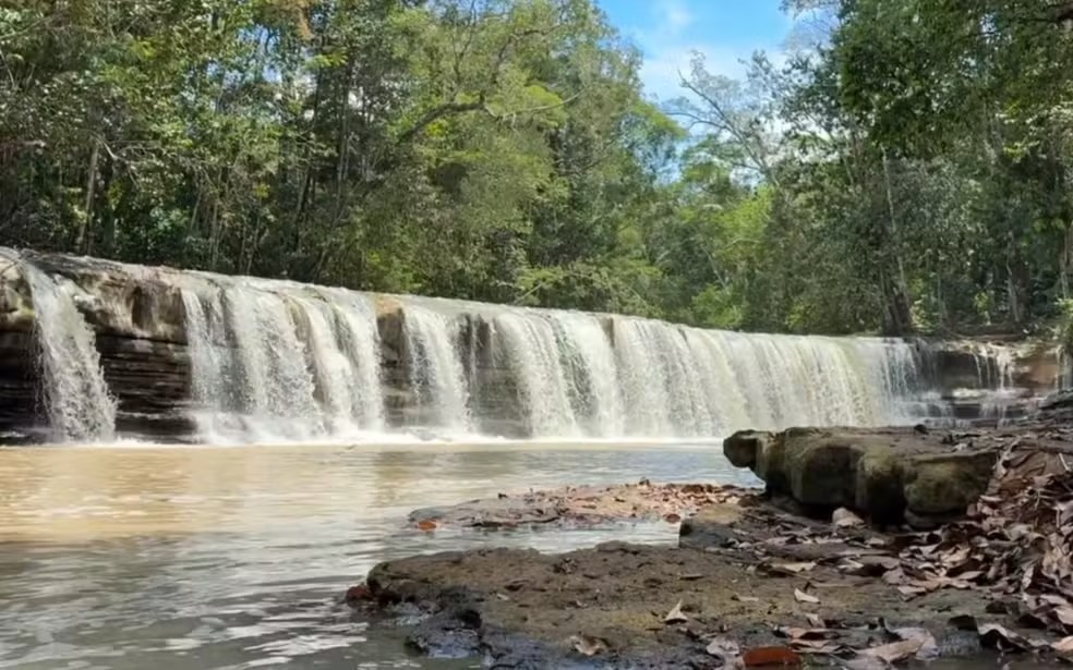 Água turva leva Cachoeira Natal a suspender temporariamente visitação no Amazonas