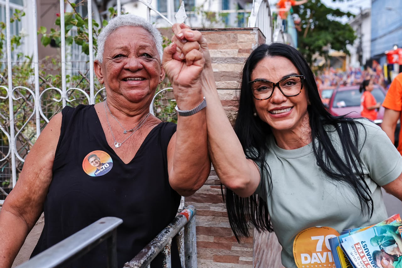 Shádia Fraxe conversa com moradores durante caminhada no Educandos
