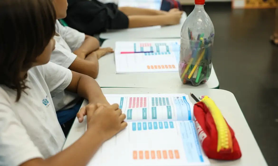 Educação básica ganha programa de incentivo à formação docente