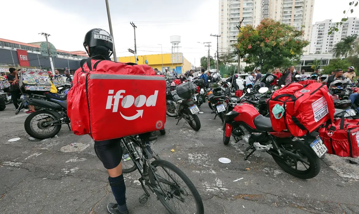 Transporte por app lidera trabalho em plataformas