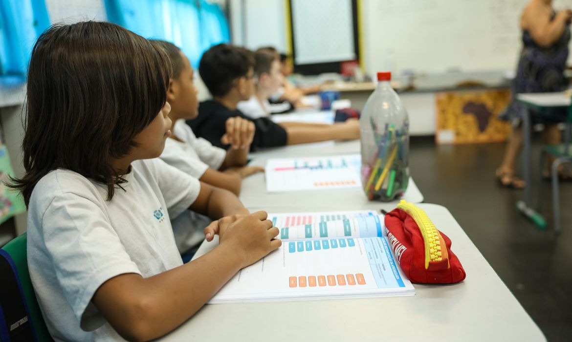 Professores da educação básica da rede pública de todo o país podem concorrer a mais de 8 mil vagas gratuitas em cursos presenciais de pós-graduação. As seleções foram divulgadas pelo Ministério da Educação (MEC) e pela Coordenação de Aperfeiçoamento de Pessoal de Nível Superior (Capes).