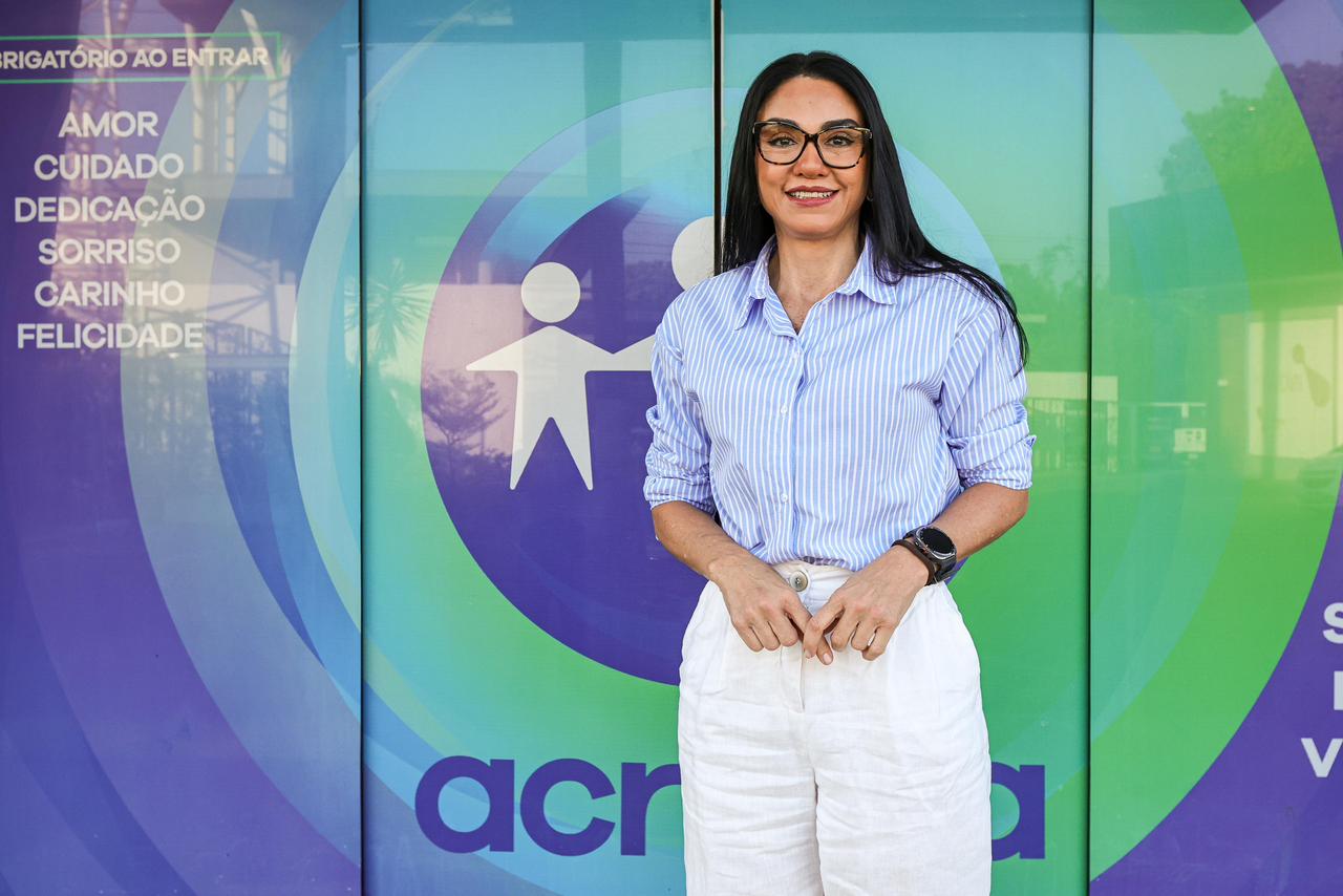 Dra. Shádia ouve moradores durante caminhada