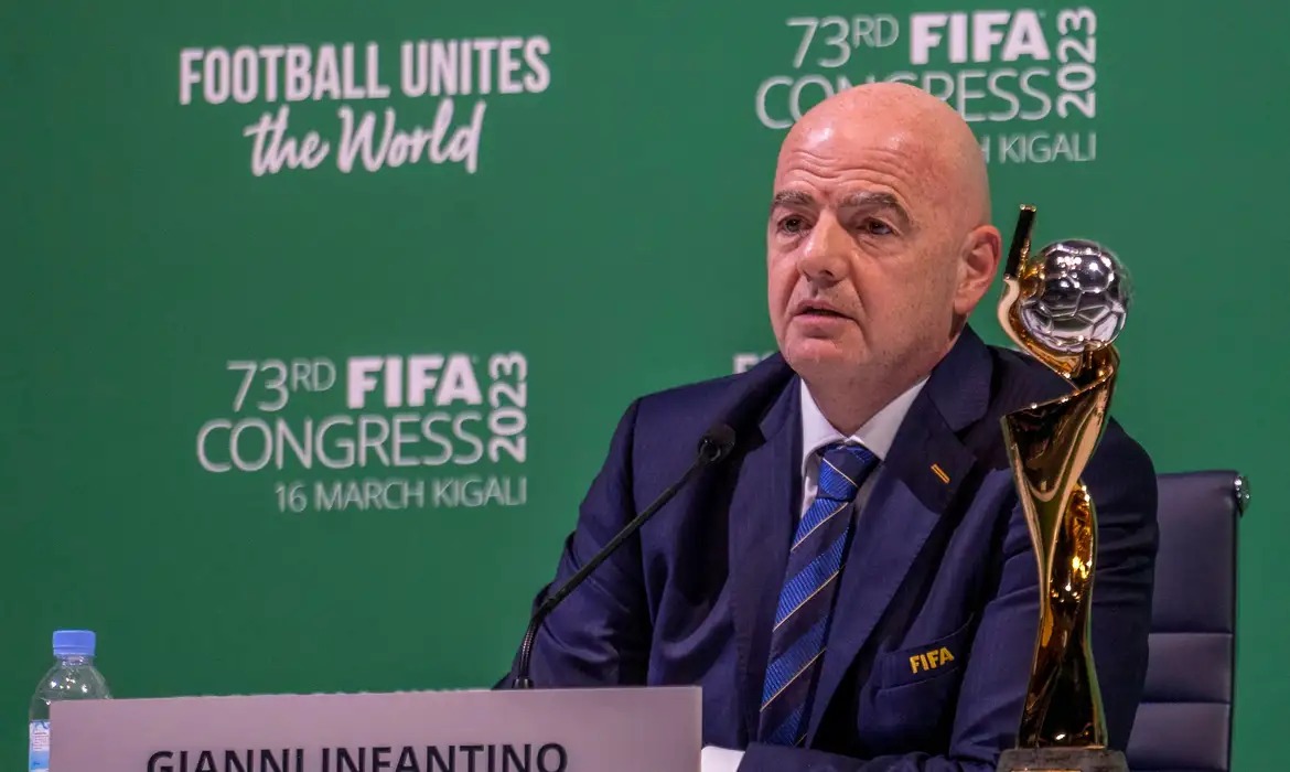 Reeleição de Infantino enfrenta resistência após decisão da França