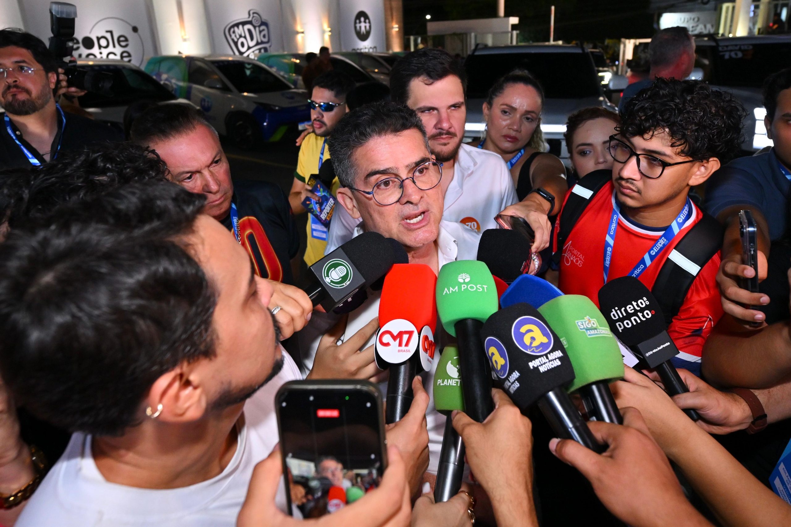 David Almeida chega ao debate acompanhado de Shádia Fraxe e Renato Junior